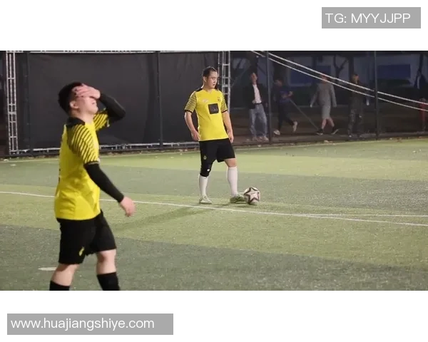 足球明星精彩瞬间带球射门的绝美瞬间展现足球魅力与技巧